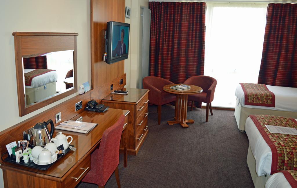 Standard Room with One Double Bed and One Single Bed - Non-Smoking,120243984:JPEG