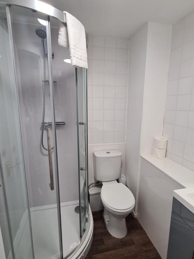 Tweepersoonskamer met een Eigen Externe Badkamer