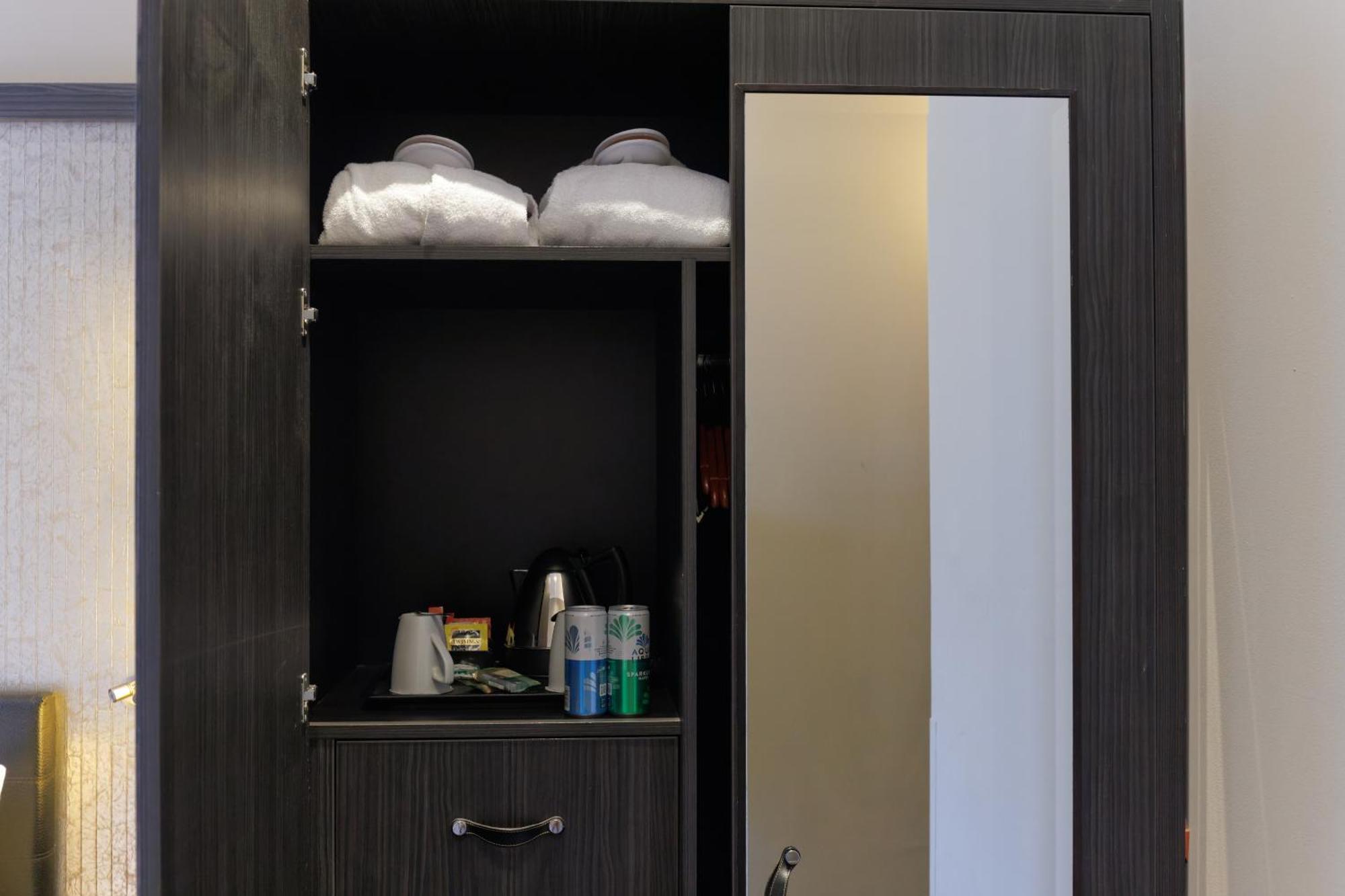 Deluxe Doppelzimmer mit 2 Doppelbetten und Blick auf die Burg