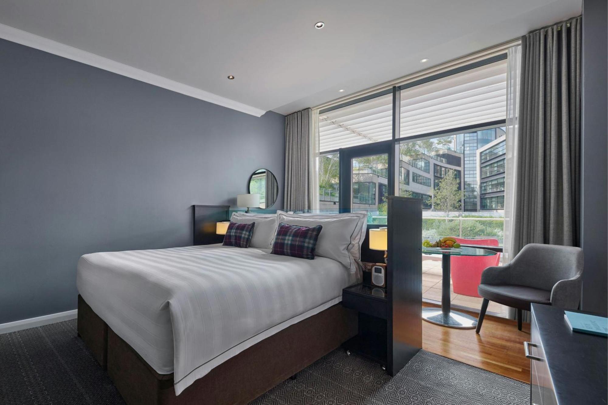 Zimmer Greenside Terrace mit Kingsize-Bett und Balkon