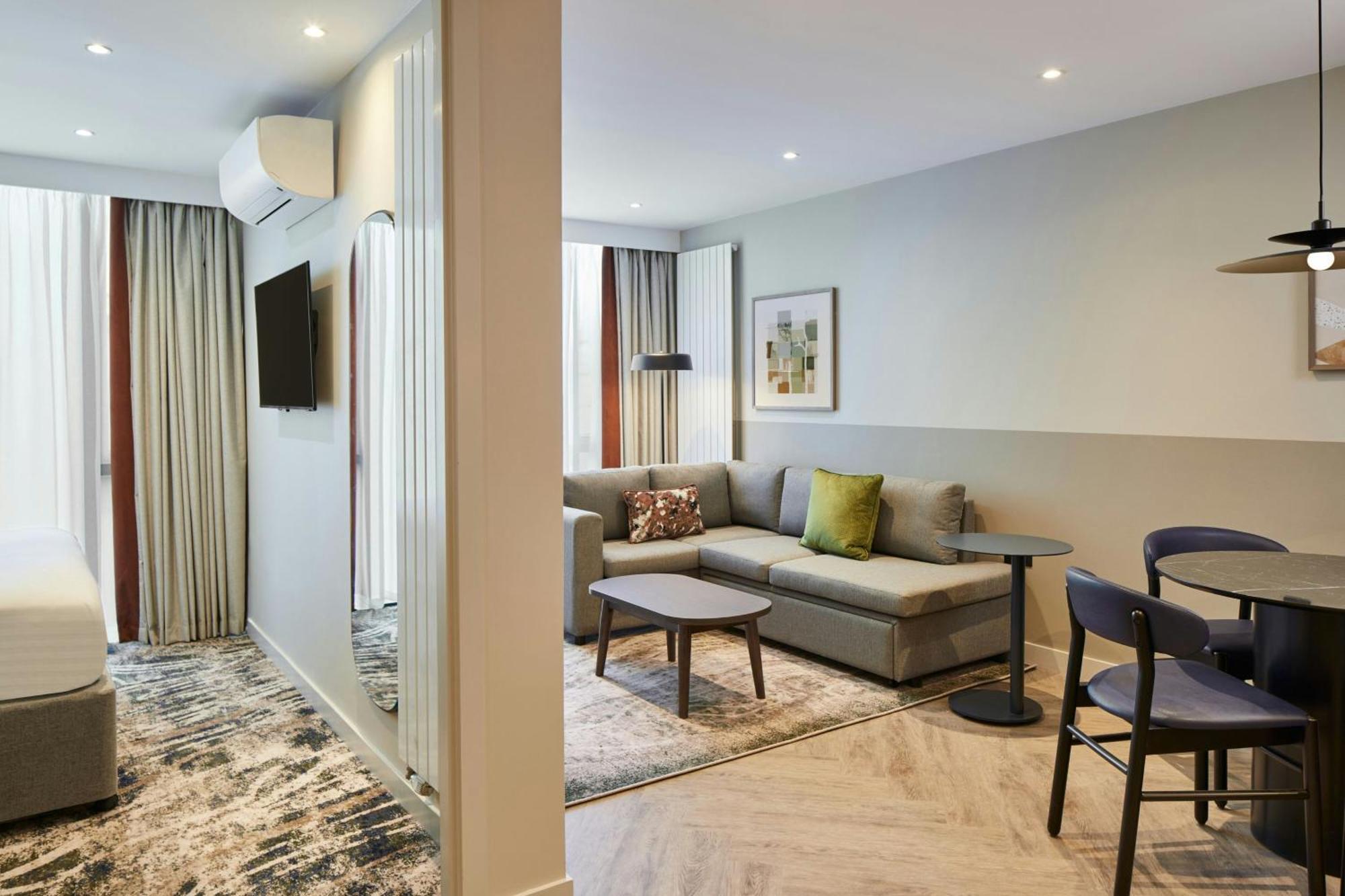 One-Bedroom Queen Suite