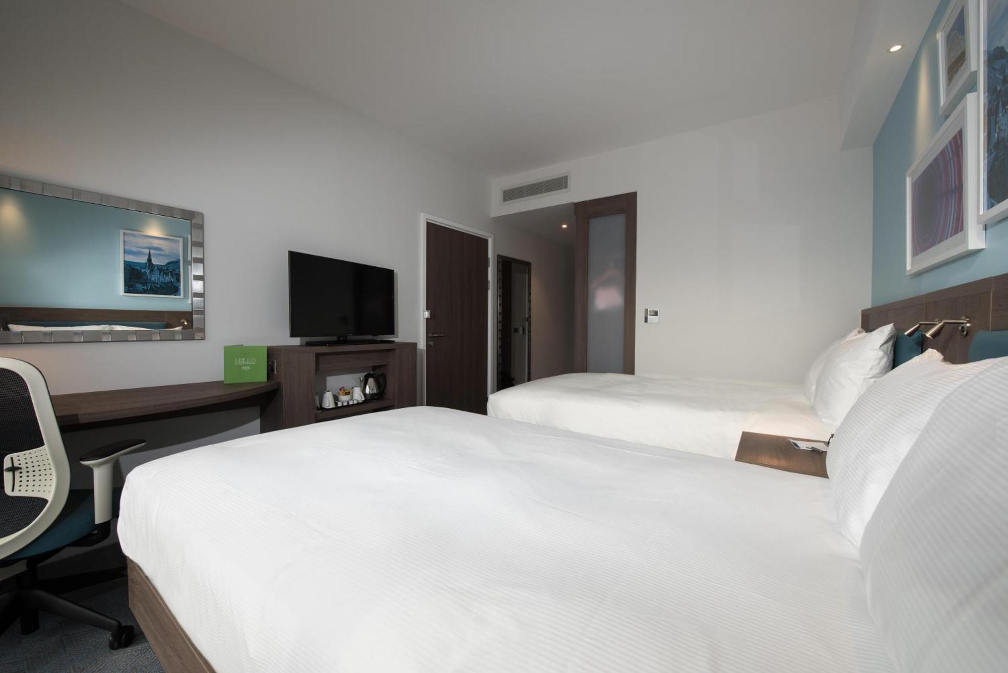 Twin Room,1765974882:JPEG