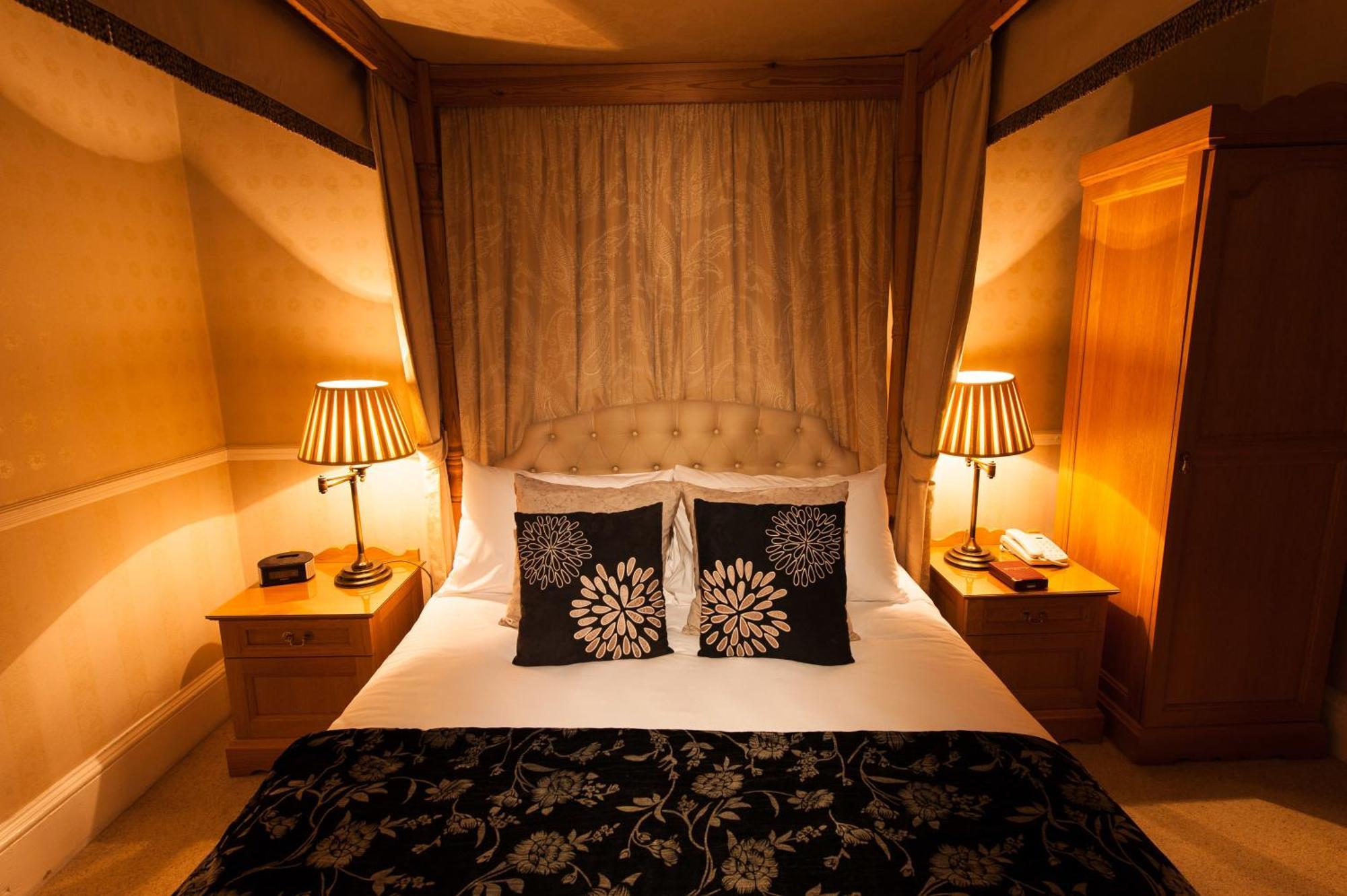 Double Room Four Poster Bed