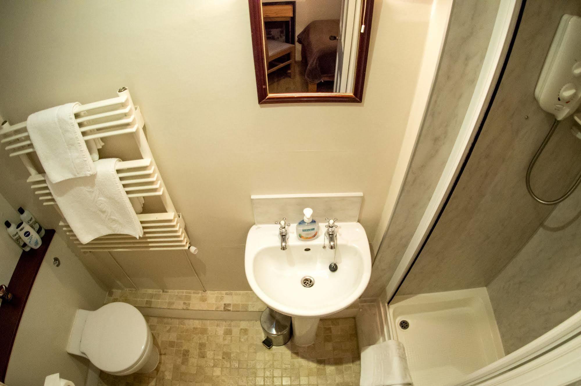 Single Ensuite Room