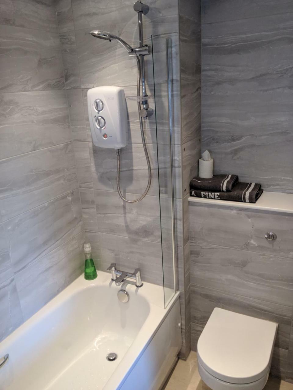 Single Room Private Bathroom,781754178:JPEG