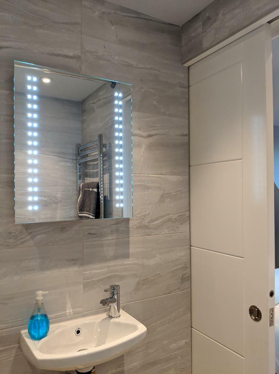 Deluxe Double Room Bath,781754148:JPEG
