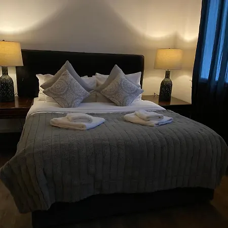 Queen Street Boutique Suites-3