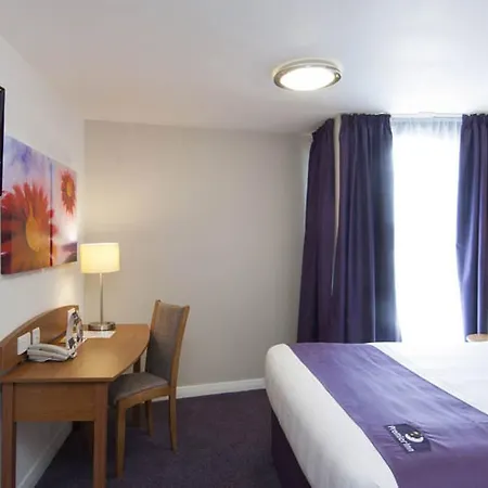 Premier Inn Edinburgh Princes Street-2